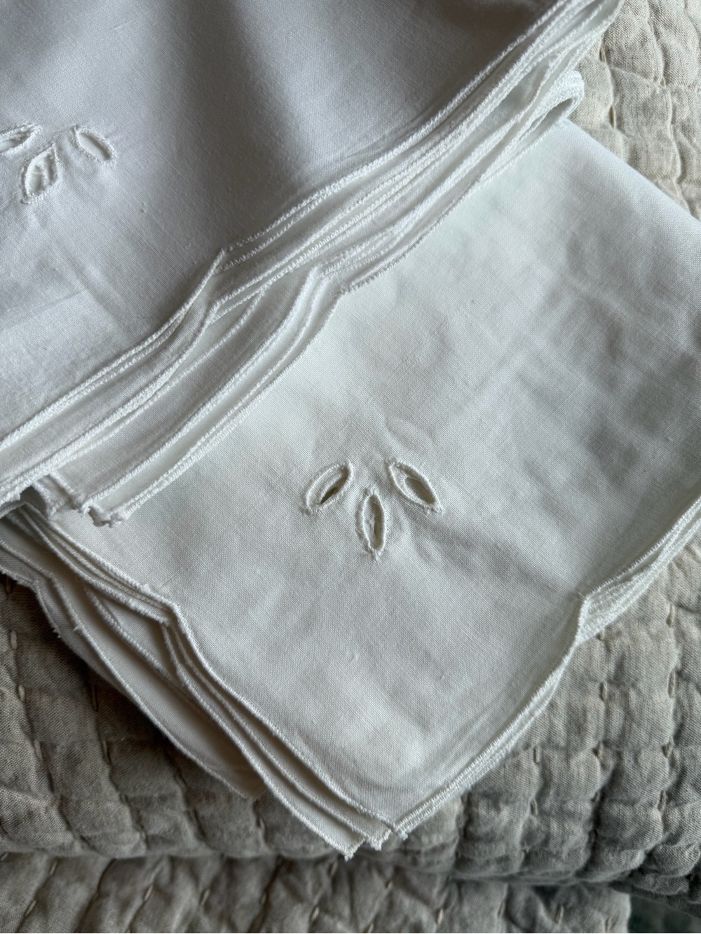 Napkins Vintage Embroidered White Linen Napkins - Set of 14 NWOT - Picture 3 of 5